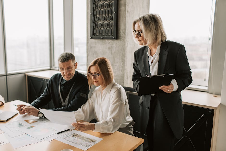 Image of employees in a meeting, discussing motivational tools in the workplace.