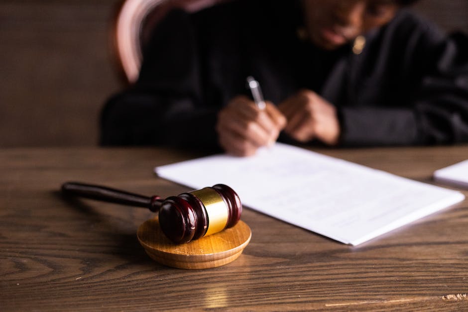 Image of a gavel and a scale, representing labor laws.