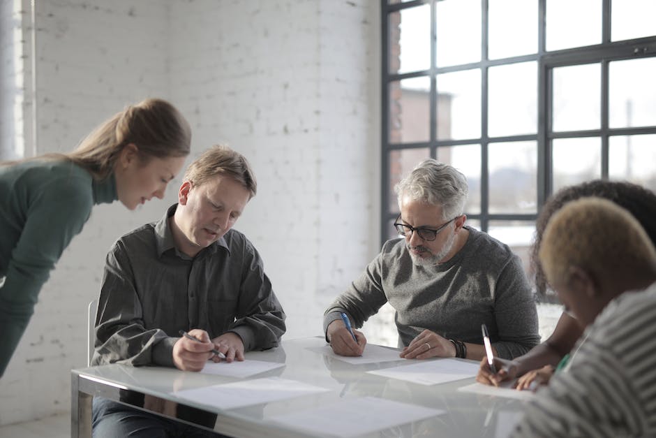 Image depicting a supervisor overseeing a team, highlighting the importance of supervision.